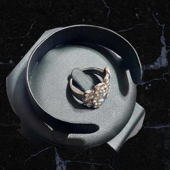 Womens Crystal Filled Hearts Ring, Silver Tone, Size 9, Fair Condition - Picture 9 of 10